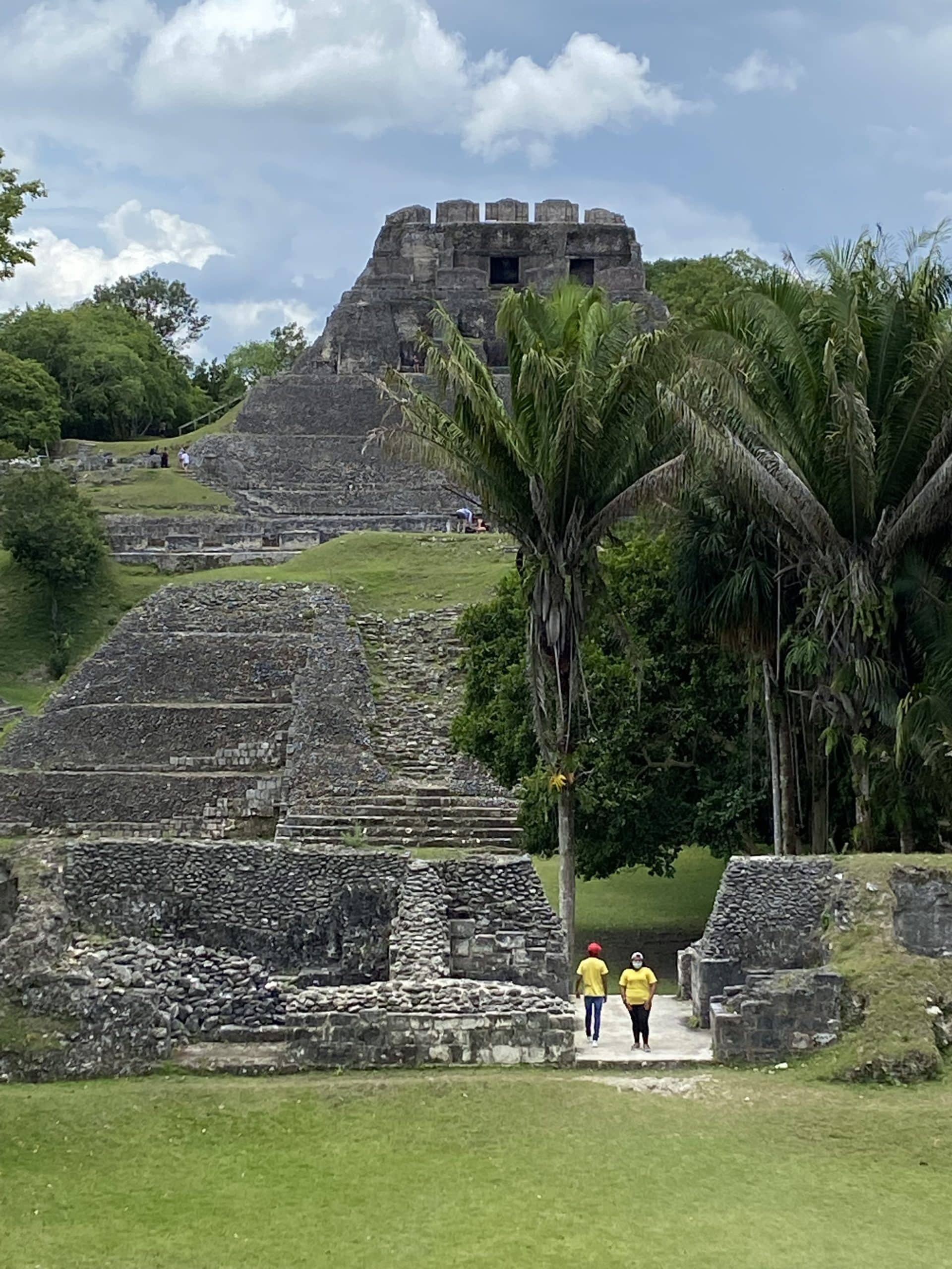 el castillo xunantunich belize